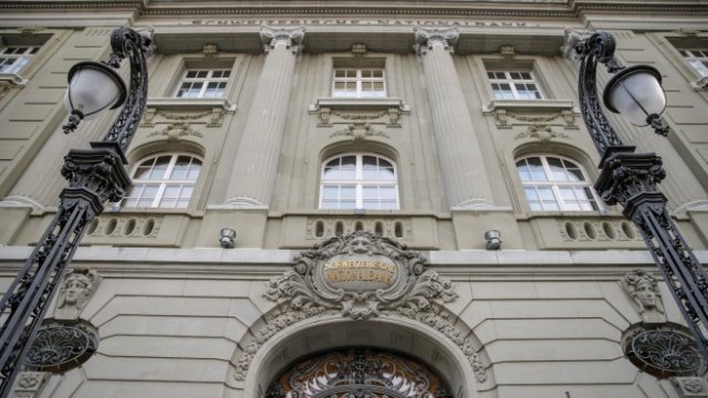 <p>
	Сградата на Швейцарската централна банка в Берн. <em>Снимка: Stefan Wermuth/Bloomberg</em></p>
