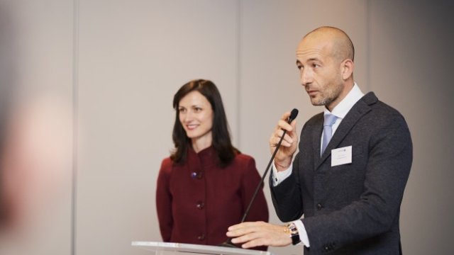 <p>
	На снимката: Мария Габриел, комисар за Иновации, научни изследвания, култура, образование и младеж и Калин Пешов, член на Надзорния съвет на &quot;Главболгарстрой Холдинг&quot;. <em>Източник: &quot;Главболгарстрой&quot;.</em></p>
