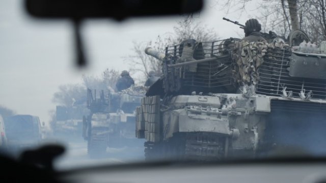 <p>
	Украински танкове. Снимка: БГНЕС/EPA/ZURAB KURTSIKIDZE</p>
