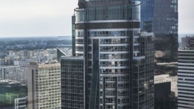 <p>
	Модерни небостъргачи се извисяват до по-стари офис сгради в центъра на Варшава. <em>Снимка:</em>&nbsp;<em>Bartek Sadowski/Bloomberg</em></p>
