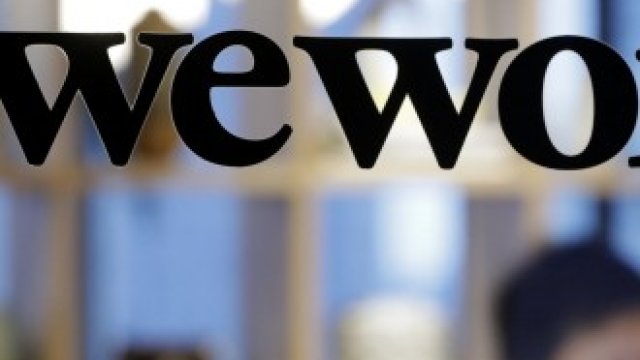 <p>
	След неуспешното си IPO миналата година WeWork спря да се разширява на някои губещи пазари и съкрати хиляди служители. <em>Снимка: Kiyoshi Ota/Bloomberg</em></p>
