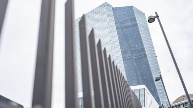 <p>
	Сградата на ЕЦБ във Франкфурт. <em>Снимка: Peter Juelich/Bloomberg</em></p>
