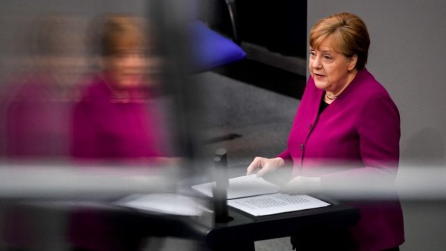 <p>
	Меркел пред Бундестага. <em>Снимка: EPA</em></p>
