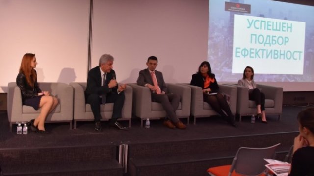 <p>
	Част от лекторите на форума. <em>Снимка: Организаторите</em></p>
