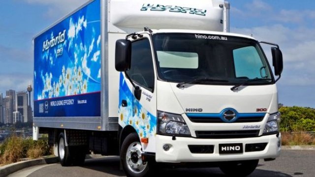 <p>
	Hino 300 Series Hybrid. <em>Снимка: Toyota</em></p>
