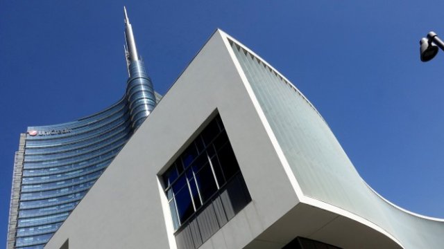 <p>
	Централата на Unicredit в Милано. Снимка: Ройтерс</p>

