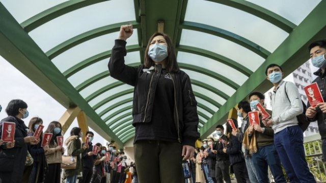 <p>
	Медицински работници призовават за затваряне на границата с континенталната част на Китай. <em>Снимка:&nbsp;Chan Long Hei/Bloomberg</em></p>
