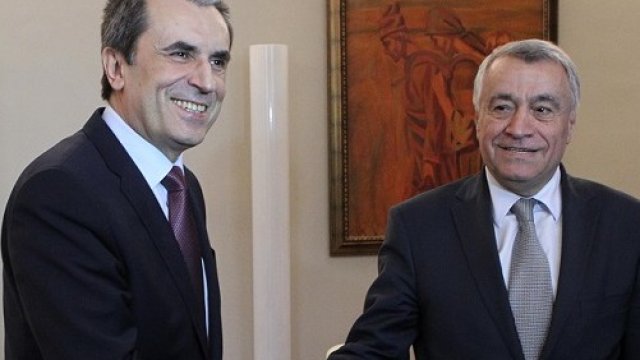 <p>
	Премиерът Пламен Орешарски се срещна с министъра на промишлеността и енергетиката на Азербайджан Натик Алиев. <em>Снимка: БТА</em></p>

