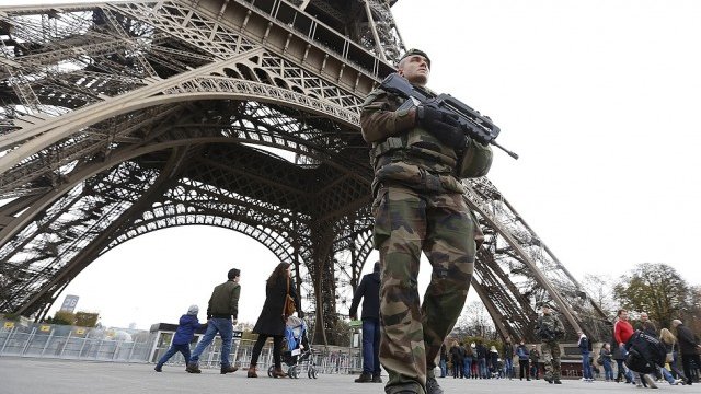 <p>
	Военен патрул пред Айфеловата кула след терористичните атаки в Париж от петък. <em>Снимка: Ройтерс</em></p>
