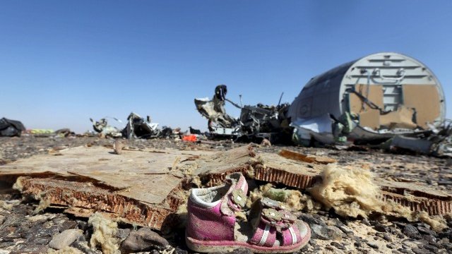 <p>
	224 души загинаха, след като самолетът Airbus A321 на руската авиокомпания &quot;Когалимавиа&quot; се разби миналата събота на полуостров Синай малко след излитането от летището на египетския курорт Шарм ел Шейх.<em> Снимка: Ройтерс</em></p>
