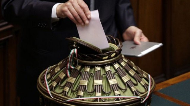 <p>
	Момент от гласуването в италианския парламент. <em>Снимка: Ройтерс</em></p>
