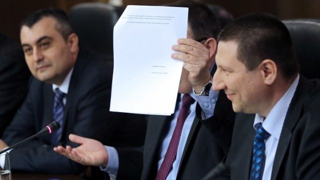 <p>
	<em>Сотир Цацаров представи данните по сигнала за незаконно подслушване. Снимка: БТА</em></p>
