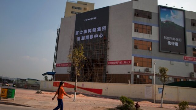 <p>
	Фабрика на Foxconn в Шънджън. <em>Снимка: Getty Images News</em></p>
