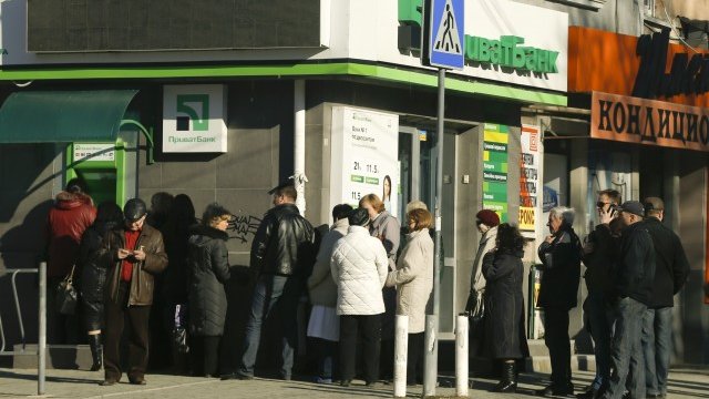 <p>
	Опашка пред банков клон в Симферепол. <em>Снимка: Ройтерс</em></p>
