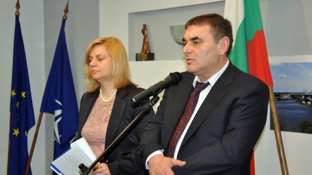 <p style="margin-bottom: 0cm">
	Транспортният министър Данаил Папазов и министърът на регионалното развитие Десислава Терзиева след изнесеното заседание на МС във Видин. <em>Снимка: БТА</em></p>
