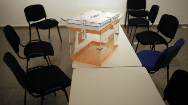 <p>
	Празна урна след изборите в Испания.&nbsp;<em>Снимка: Ройтерс</em></p>
