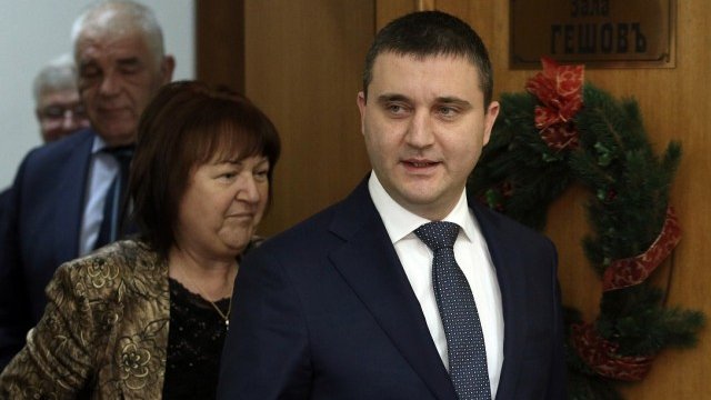 <p style="text-align: justify;">
	Министърът на финансите Владислав Горанов по време на заключителната пресконференция за 2015 г. <em>Снимка: БТА</em></p>
