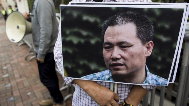 <p>
	Протестиращ срещу присъдата на адвоката. <em>Снимка: Ройтерс</em></p>
