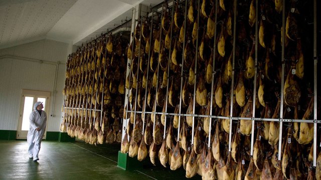 Цех за производство на хамон. Снимка: Denis Doyle/Getty Images