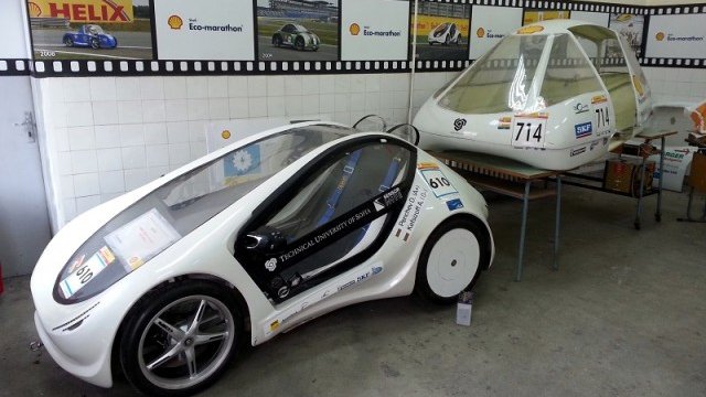 <p>
	Болидът от 2011 година и купето на настоящата кола.<em> Снимка: Automedia.bg</em></p>
