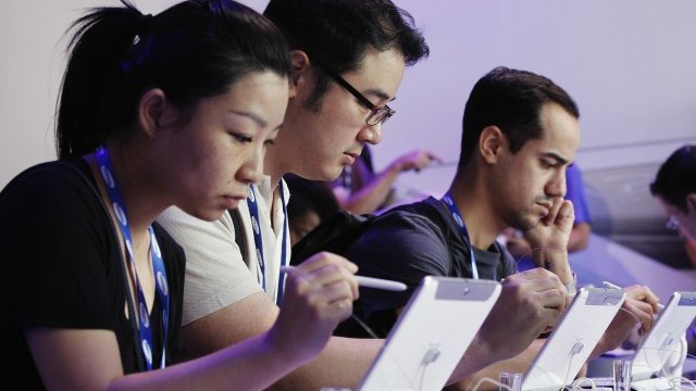 <p>
	Журналисти изпробват новия таблет по време на представянето му в Ню Йорк. <em>Снимка: Ройтерс</em></p>
