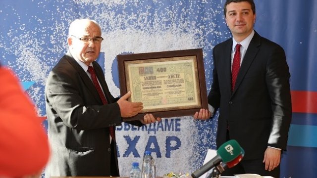 <p>
	Министър Стойнев (вдясно) получи реплика на акция на &quot;Захарни заводи&quot; от 1938 година. Снимка: <em>&quot;Захарни заводи&quot; - Горна Оряховица</em></p>
