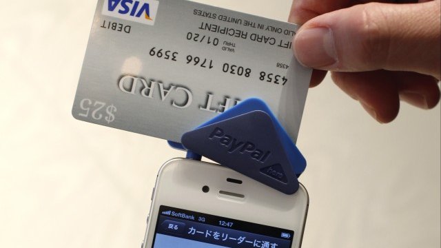 <p>
	Немалко са и случаите на кражба на самоличност. <em>Снимка: архив Ройтерс</em></p>
