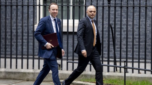 <p>
	Мат Ханкок (вляво) и неговият заместник&nbsp;Саджид Джавид (вдясно) след заседание на кабинета през 2019 г. <em>Снимка:&nbsp;PA/WILL OLIVER</em></p>
