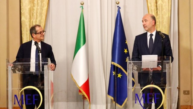 <p>
	Треа (вляво) и Московиси по време на съвместната си пресконференция. <em>Снимка: Ройтерс</em></p>
