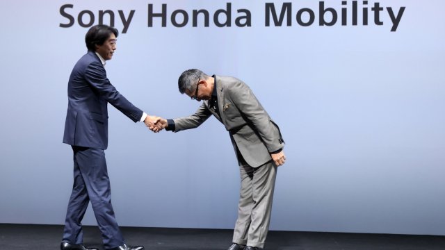 Ясухиде Мизуно, председател и главен изпълнителен директор на Sony Honda Mobility Inc. (вдясно), и Изуми Каваниши, президент и главен оперативен директор на съвместното предприятие (вляво), по време на пресконференция в Токио, Япония.