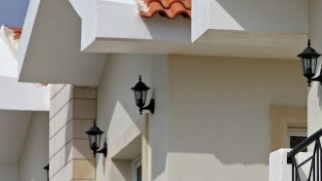 <p>
	Наблюдението на сектора на недвижимите имоти в Кипър трябва да бъде значително засилено, препоръчва Съветът на Европа.<em> Снимка: Chris Ratcliffe/Bloomberg</em></p>
