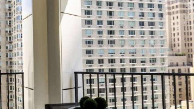 <p>
	През 2019 г. 45% от обявите за&nbsp; жилища под наем в Ню Йорк на сайта StreetEasy са включвали комисиона за брокера. <em>Снимка:&nbsp;Mark Abramson/Bloomberg</em></p>
