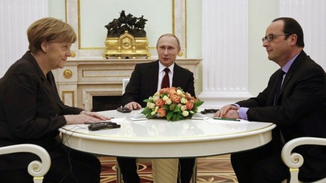 <p>
	Лидерите на Германия, Русия и Франция по време на срещата им в Москва. <em>Снимка: Ройтерс</em></p>
