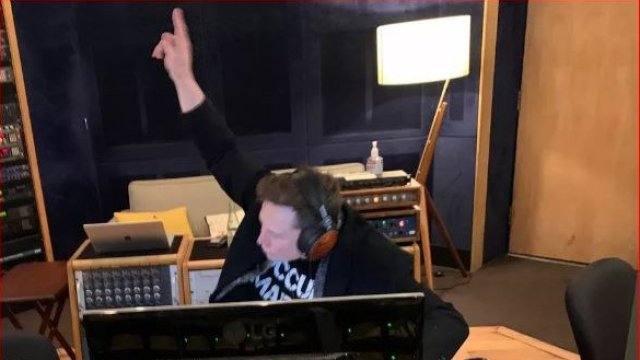 <p>
	<em>Снимка: Elon Musk, DJ, rocket man.</em></p>
