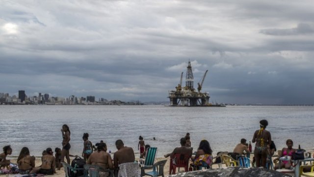 Търсенето на петрол в Китай се свива драстично