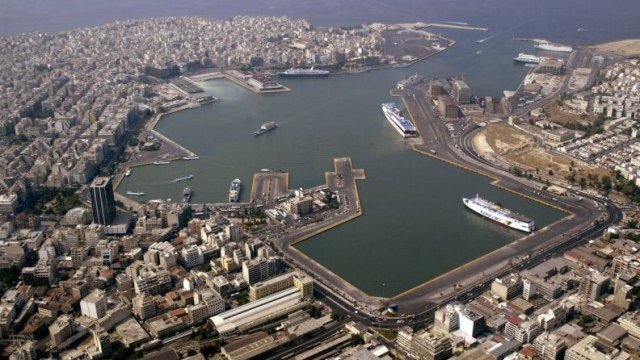 <p>
	Пристанището в Пирея от &quot;птичи&quot; поглед.<em> Снимка: архив, Ройтерс</em></p>
