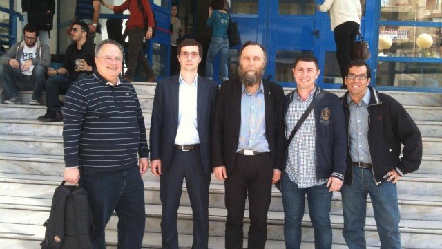 <p>
	Новият гръцки външен министър Никос Кодзиас (първият отляво) и руският създател на идеологията на Евразийството Александър Дугин (в средата).&nbsp;<em>Снимка: блога на Антон Шекховцов</em></p>
