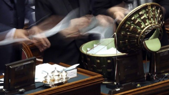 <p>
	Кандидатът, който получи най-голяма подкрепа при първия тур на вота, е Фердинандо Импозимато, върховен магистрат, предложен от популисткото Движение &bdquo;5 звезди&ldquo;. <em>Снимка: Ройтерс</em></p>
