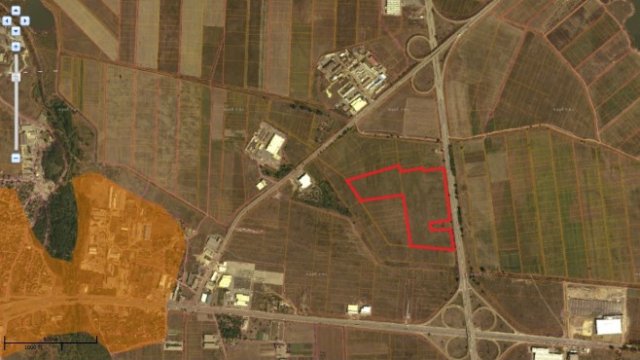 <p>
	<em>Продаденият проект е в червените контури.&nbsp;Карта: МРРБ, червени контури: Investor.bg</em></p>
