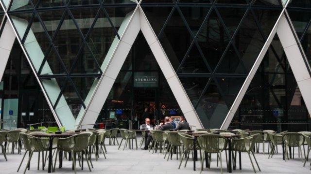 <p>
	Ресторантите и пъбовете отвориха врати отново от началото на юли. Снимка: Bloomberg</p>
