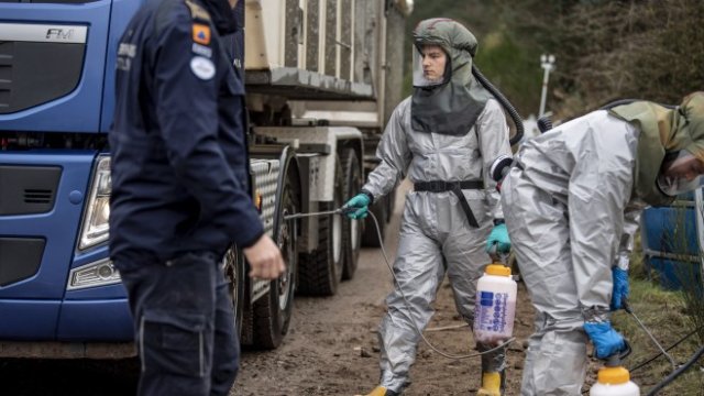 <p>
	Датски военни дезинфекцират фермите със заразените норки. <em>Снимка: Morten Stricker/Dagbladet Holstebro Struer/Jysk Fynske Medier/Ritzau Scanpix DENMARK OUT</em></p>
