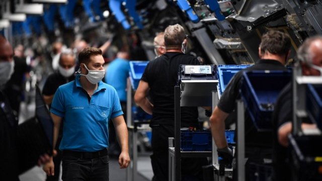 <p>
	Завод на Daimler в Зинделфинген. <em>Снимка: EPA/PHILIPP GUELLAND</em></p>
