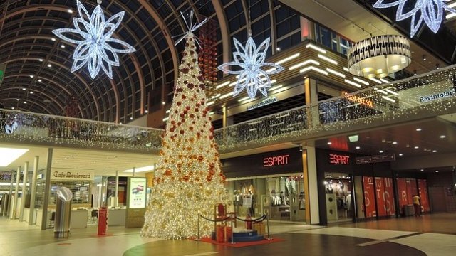 <p>
	Моловете останаха затворени и стопиха търговските обороти драматично през декември. <em>Снимка: Pixabay</em></p>
