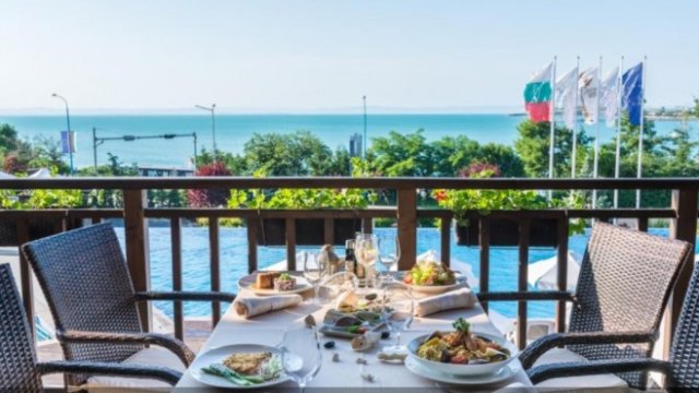 <p>
	Ресторант в комплекс Санта Марина гр. Созопол Снимка: santamarina.bg</p>
