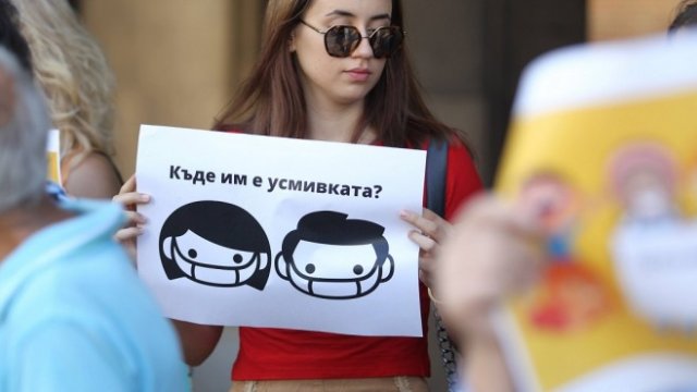 <p>
	<em font-size:="" pt="" style="color: rgb(102, 102, 102); font-family: ">Родители протестираха днес пред МОН срещу носенето на маски в училище. </em><em font-size:="" pt="" style="color: rgb(102, 102, 102); font-family: ">Снимка:&nbsp;Димитър Кьосемарлиев, Investor Media Group</em></p>
