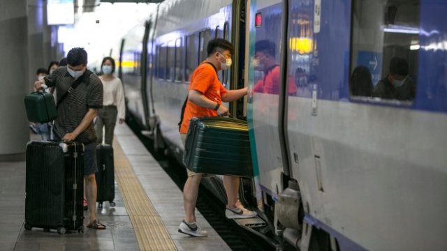 <p>
	Въпросът кога ще се качите на борсовия влак е ключов. <em>Снимка: Bloomberg</em></p>
