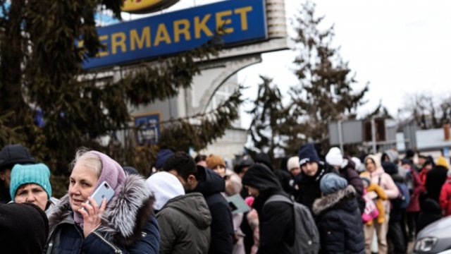 <p>
	Бежанци от Украйна на границата с Полша. <em>Снимка: Снимка: Jonathan Alpeyrie/Bloomberg</em></p>
