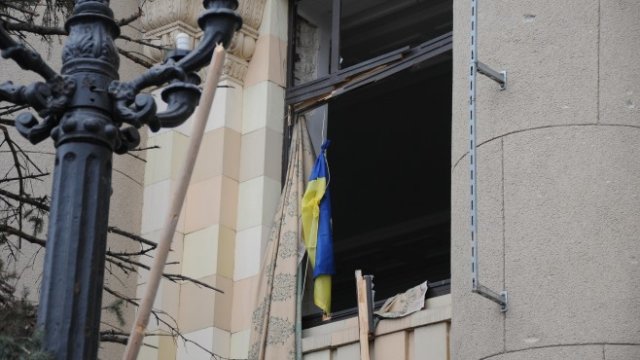 <p>
	<em>Харковската областна администрация след ракетен обстрел от страна на руските военни окупатори. Снимка: Униан/Marienko Andrii</em></p>
