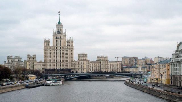 <p>
	Гледка към Москва и едноименната река. <em>Снимка: Elena Chernyshova/Bloomberg</em></p>
