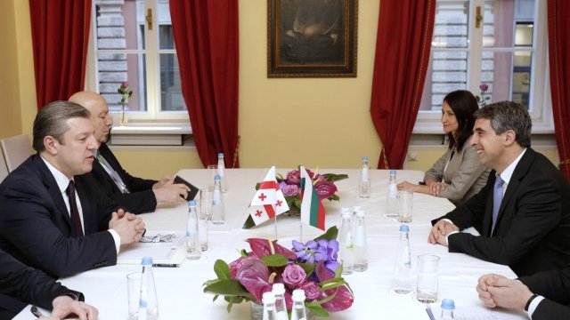 <p style="text-align: justify;">
	Президентът Росен Плевнелиев и премиерът на Грузия Гиорги Квирикашвили. <em>Снимка: Прессекретариат на държавния глава</em></p>
